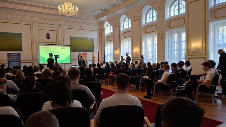 Városjárás és kreatív programok a 9.-esekkel