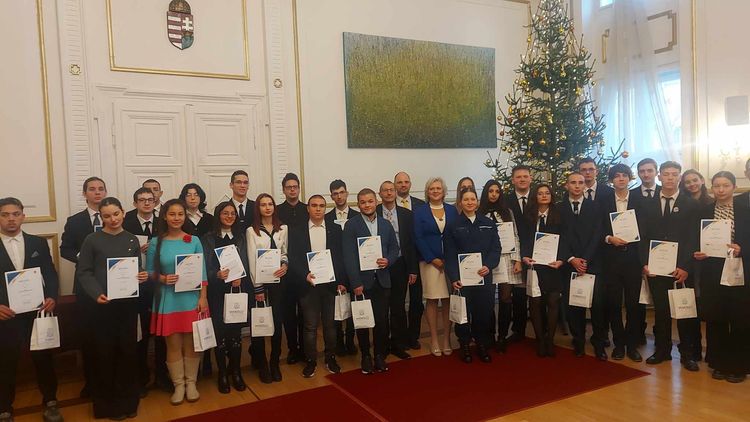 Kiváló teljesítményt nyújtó tanulók elismerése a Városházán