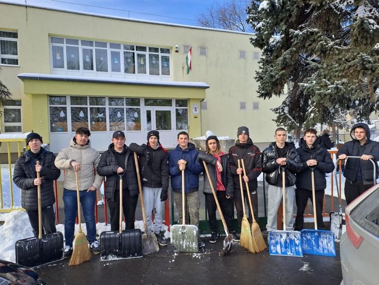Összefogás a rendkívüli időjárás idején – a Bláthy diákjai ismét segítettek