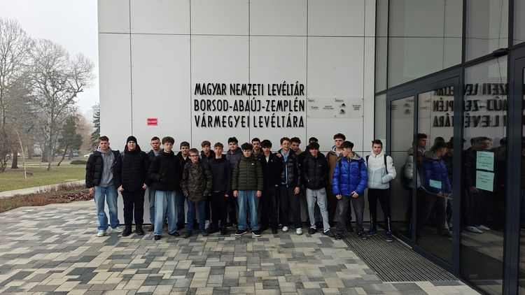 Levéltári látogatáson járt a 9. évfolyam