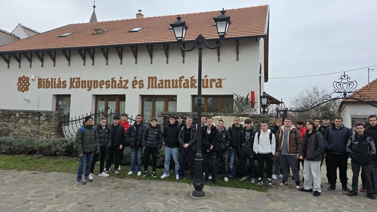 Időutazás a magyar nyelv bölcsőjéhez – Vizsolyban járt a 11\A